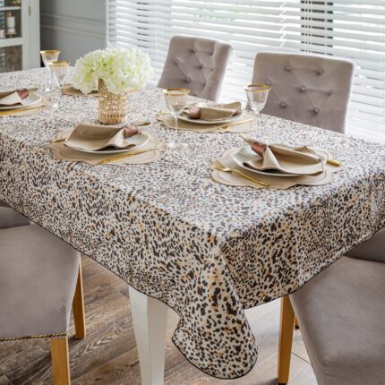 Obrus Leopardo Roseberry Home w elegancki leopard print w odcieniach beżu i brązu