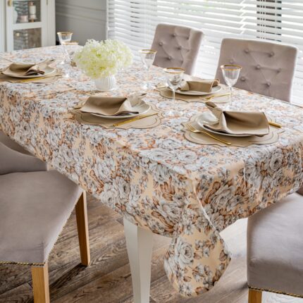 Kwiatowy obrus Gray Camellia Roseberry Home w odcieniach błękitu beżu i karmelu