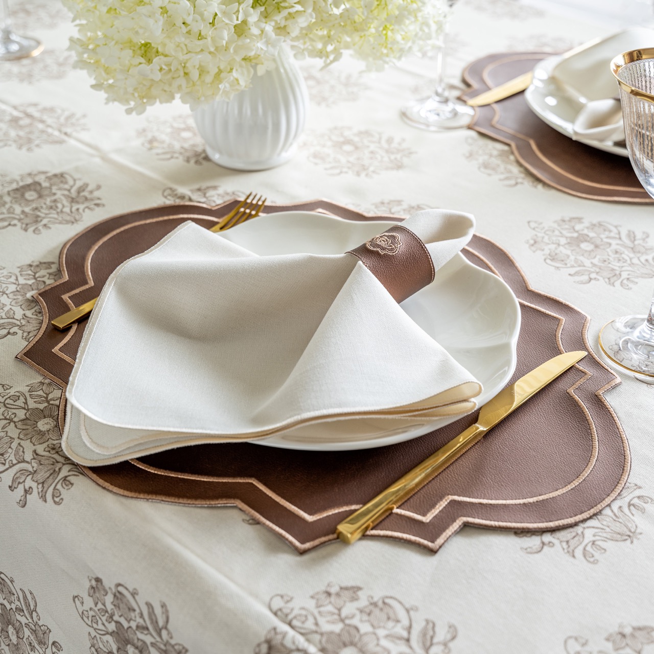 Medallion Sand – Place Setting Heritage Cococa – square.mini Podkładki Heritage Cocoa - obrazek 1