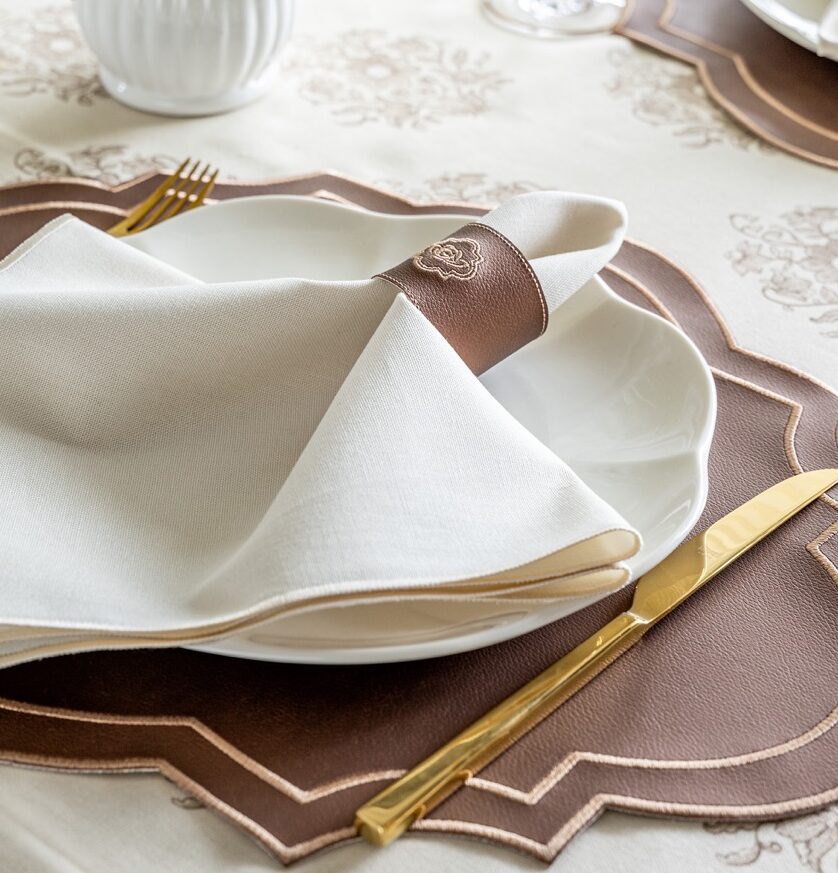 Medallion Sand – Place Setting Heritage Cococa – square.mini Obrączki na serwetki Heritage Cocoa - obrazek 1