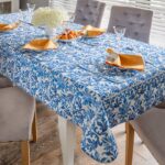 Niebieski obrus Majolica Blue Roseberry Home