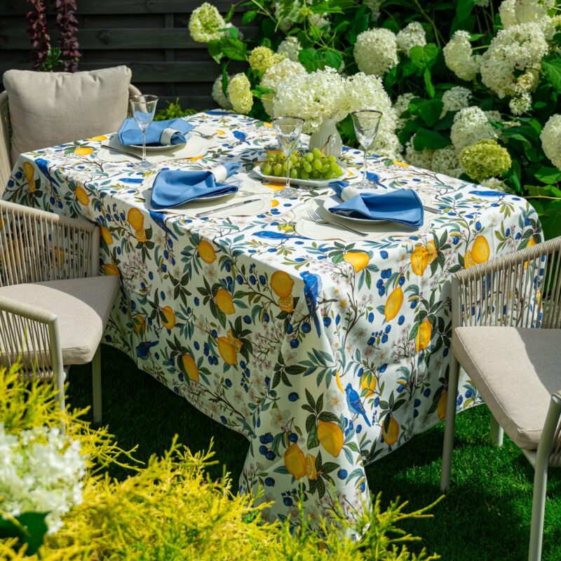 Obrus Lemon Garden w cytryny i niebieskie ptaki Roseberry Home