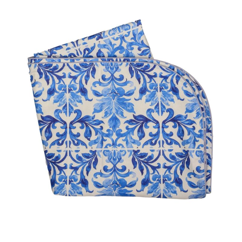 Niebieski obrus Majolica Blue Roseberry Home
