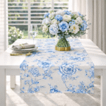 Bieżnik z motywem kwiatowym Blossom Blue – 50 × 150 cm