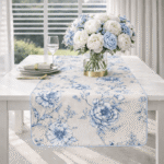 Dwustronny bieżnik z motywem kwiatowym Blossom Blue & Stripes – 50 × 150 cm