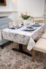 Obrus z motywem kwiatowym Blossom Blue - obrazek 17